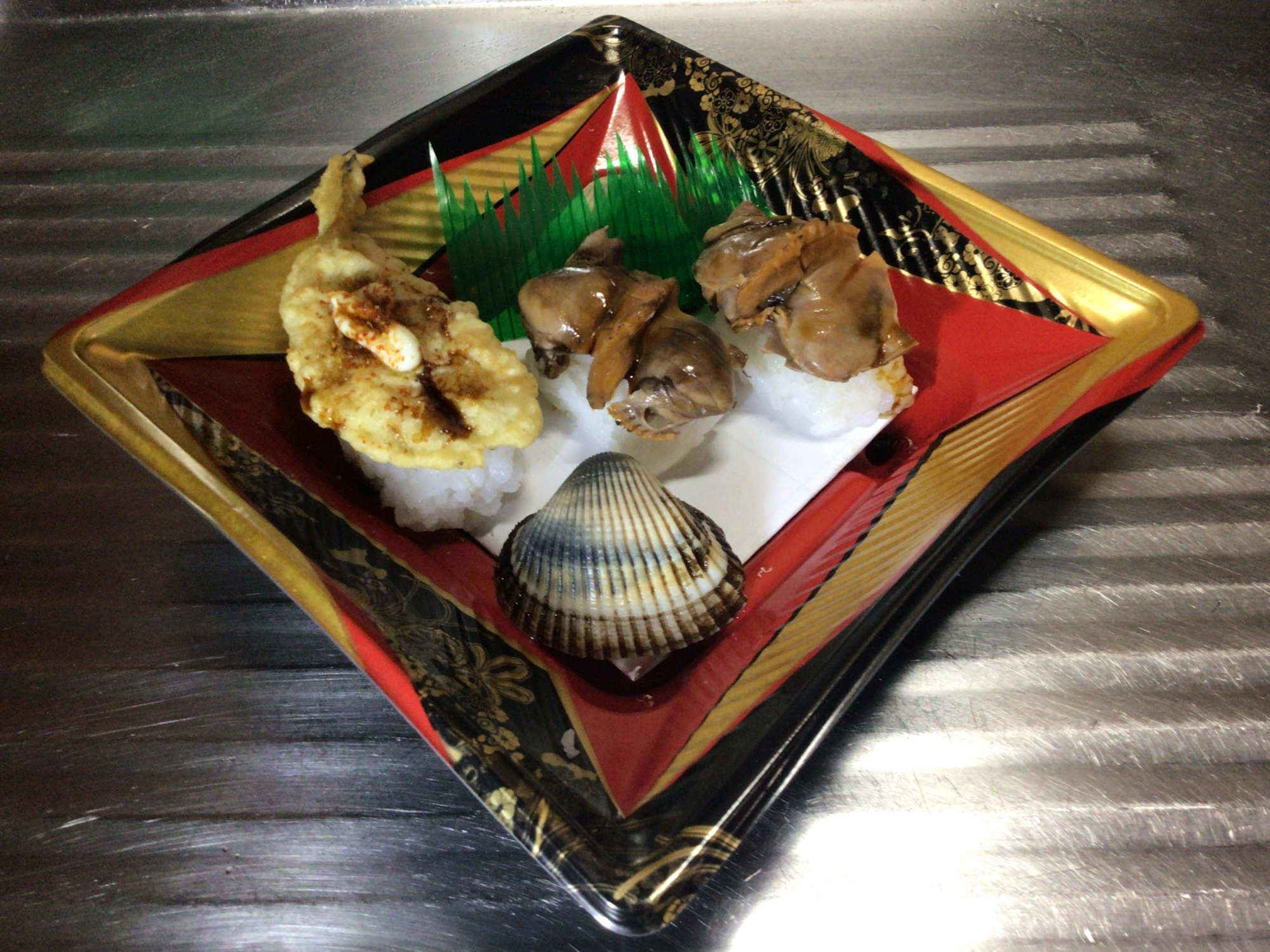 赤貝は茹でたのでオレンジデス❗️ハゼは天ぷら握りデス❗️