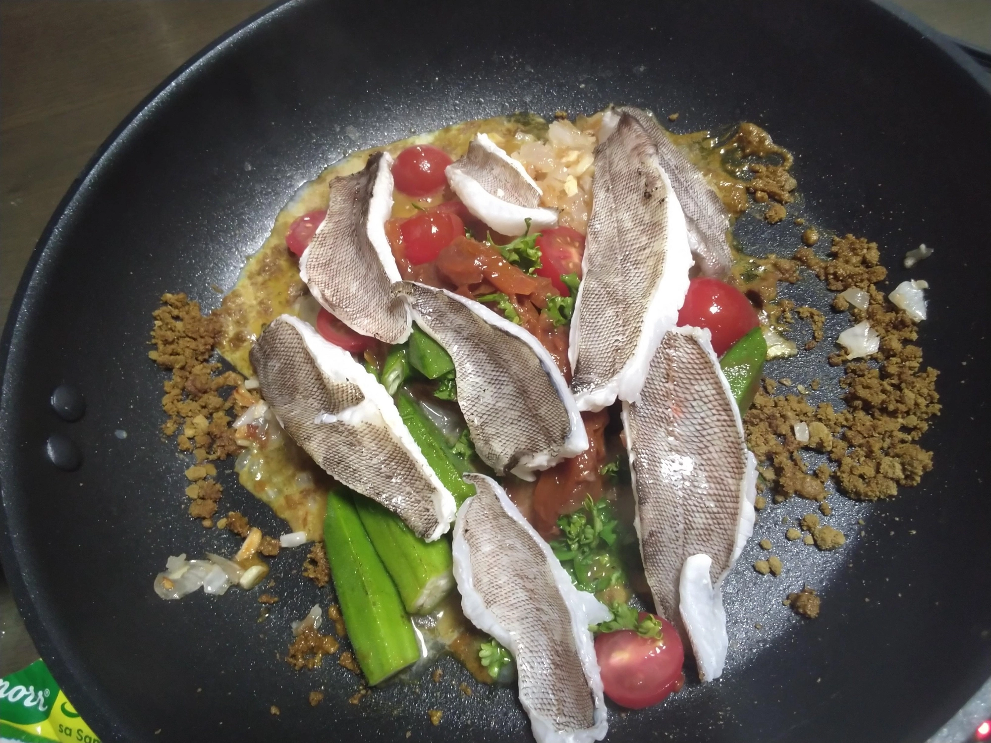 焙って煮込むだけのカレー。材料カサゴ、ニンニク、スパイス、シニガン、ココナツ、ライム、オクラ、トマト、魚介類(カサゴ)、オリーブ油