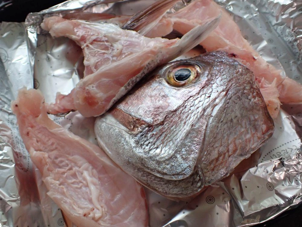 10/2釣魚。
調理残りのアラをキッチンペーパーで巻いて水気を吸わせながらジップロックへ。
チルド室保存。
（1日1回キッチンペーパー交換。調理用手袋着用）