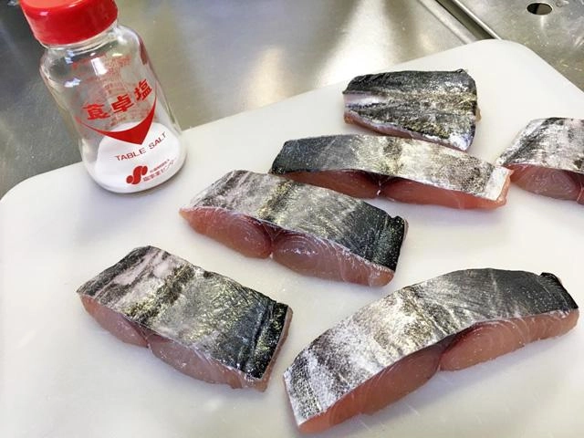 サワラの塩焼きは２度塩をしました。１度目の塩を振り１０分冷蔵庫で寝かせます。