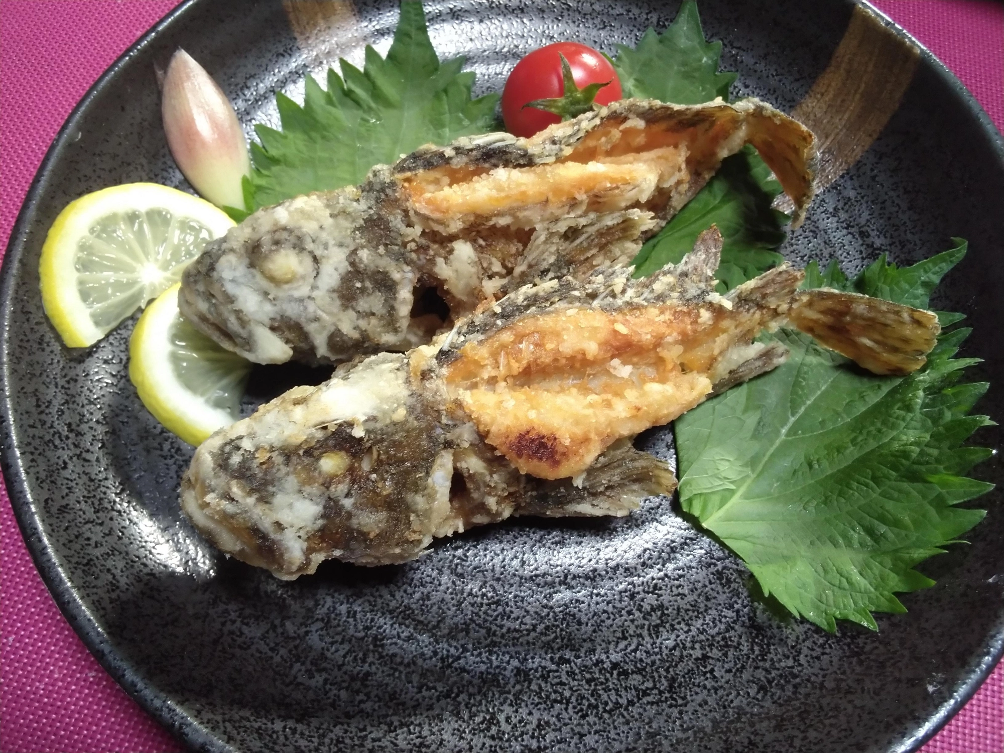 正当。カサゴの唐揚げ。20cm位のカサゴで、どうやって食べようか？丸々無駄なく食べるには唐揚げが一番。魚を下処理(鱗、エラ、内臓)。背開き。水気を切り塩をふります。片栗粉を身の中までしっかりつけないと油くさく失敗します！170℃に熱したひたひたの米油(油は新品で揚げます。少量で良い。)で頭をじっくり揚げます。その後全体に油をかけるように隅々まで揚げます。きつね色になったら完成です。レモンを搾ってかぶりつきます！火傷に注意！