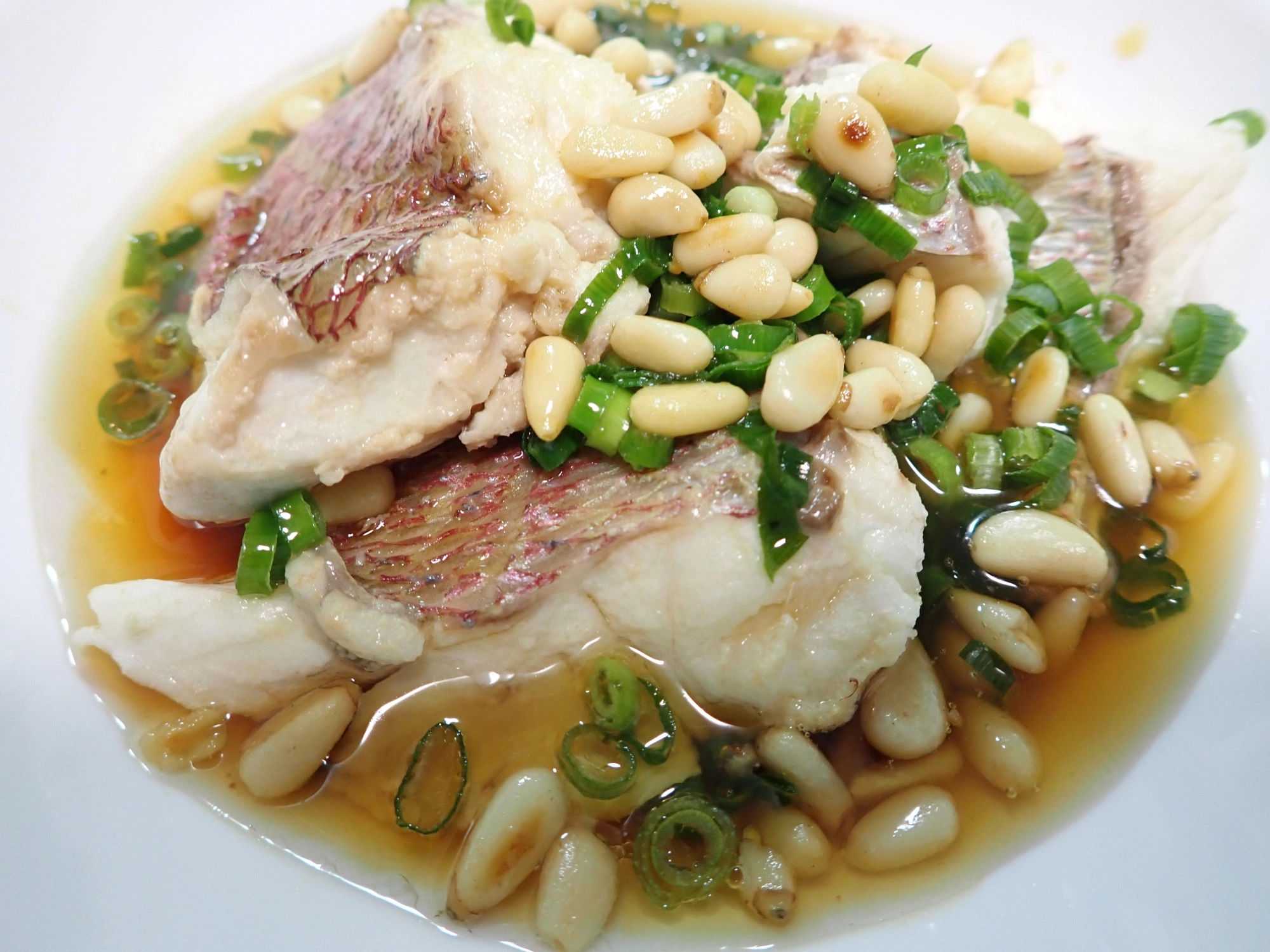 なんちゃって清蒸。
白身魚全般美味しくいただけます。
チダイ、マダイ、オオモンハタ･･･。
元々はハタ類の料理。