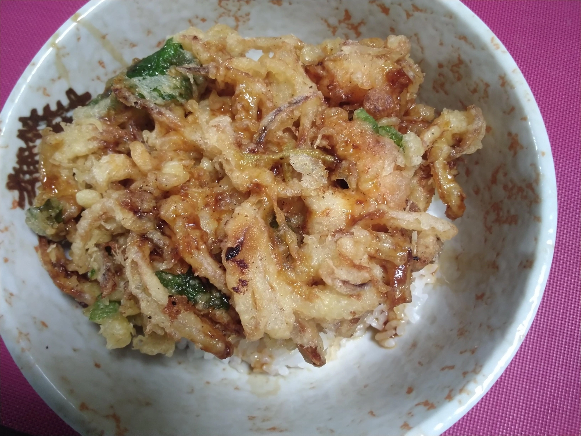 メジナとカサゴと小えびのかき揚げ丼。(2人前)『材料、メジナとカサゴの余った刺身、小えび10匹、玉ねぎ半個、三つ葉10枚ほど、』『片栗粉、天ぷら粉、米油、天ぷらのタレ=鰻のタレ』(全ての材料をよく水気を取ります。ボウルにいれて片栗粉をまんべんなくまぶします。天ぷら粉は冷水を100cc、余り混ぜずに切るように衣を混ぜ、やや薄いかな？位で作り、170度に設定したIHヒーターでお玉を使いまとめるように揚げます。)ご飯にのせタレをかけて完成です。