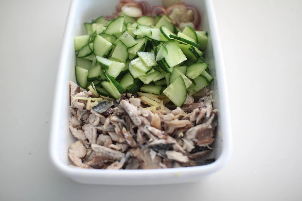ほぐすのは面倒だが、ハイボールを開けて骨をしゃぶりながらやると、ちょうどよく酔っ払える。これに豆腐と味噌と水を足し、ガーッとやればよい。