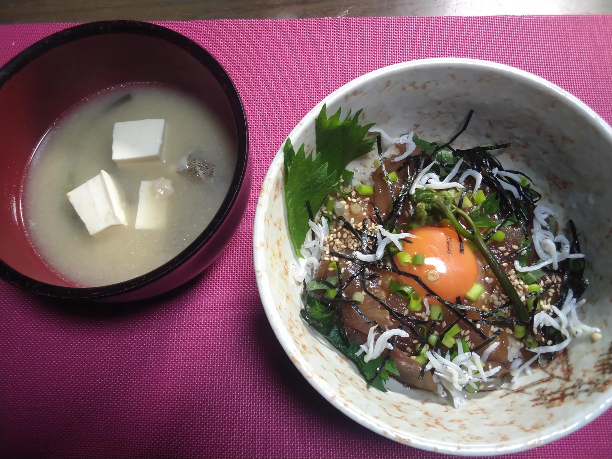 メジナのあら汁を添えます。これで朝食です。あっという間に食べちゃいました!