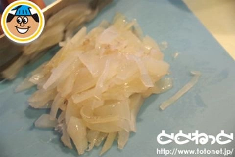 内臓を取り除き、綺麗に皮を剥いだマイカの身を細切りにします。