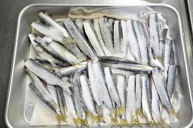 頭と内臓部をカットして洗ったサッパに塩をふり、２時間位冷蔵庫で置きます。水分が出ますのでキッチンペーパーでふき取り、残った塩はお酢で洗い流します。