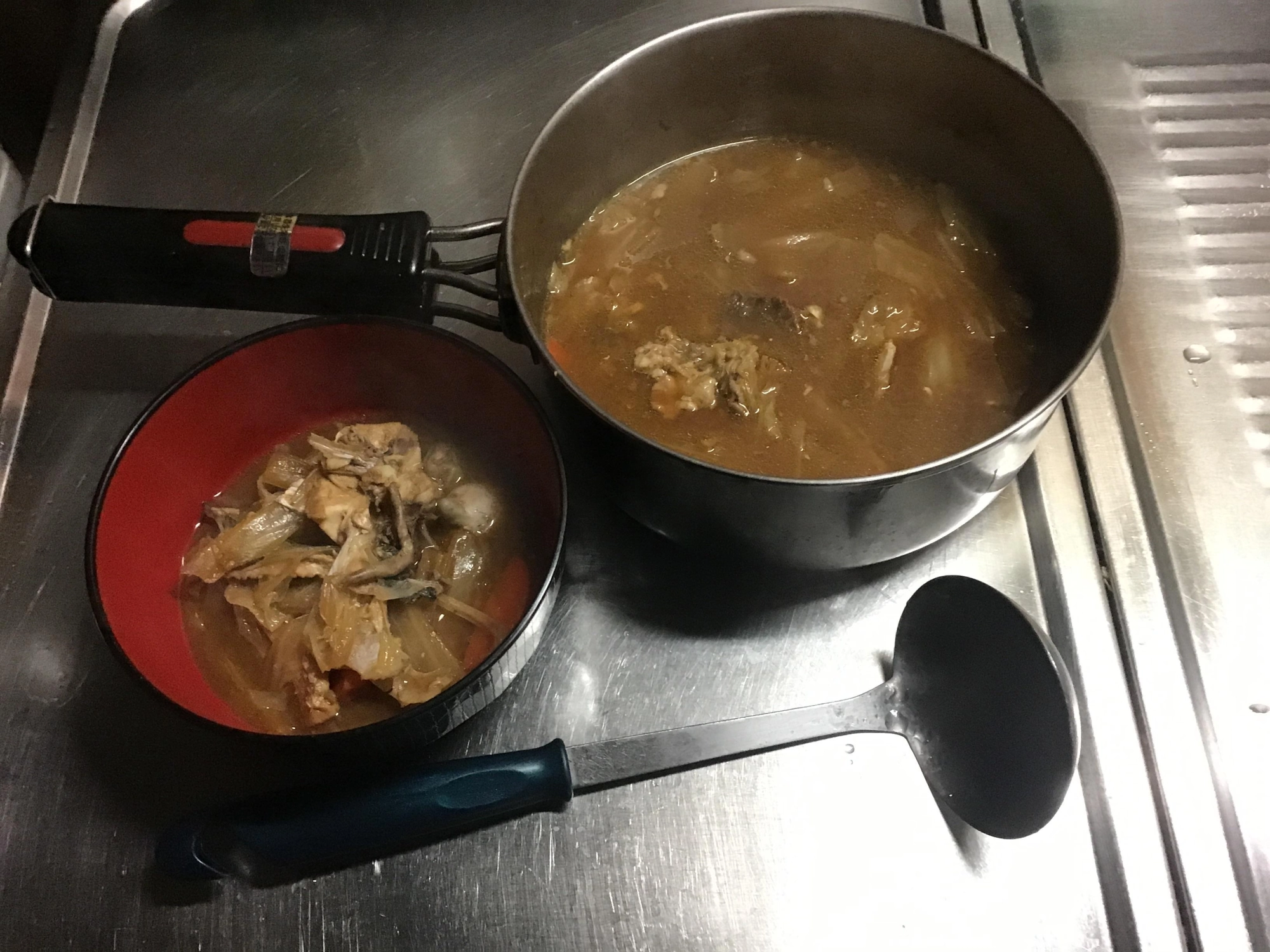 頭と内臓は湯どうしであく取り。ニンジンと白菜入れたあら汁です。ダシでますね〜。