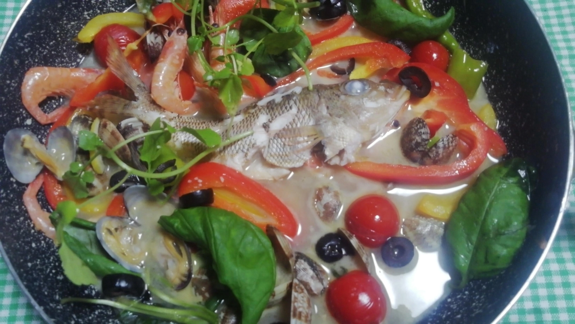 魚は、なんでもいろいろ美味しいアクアパッツァです。