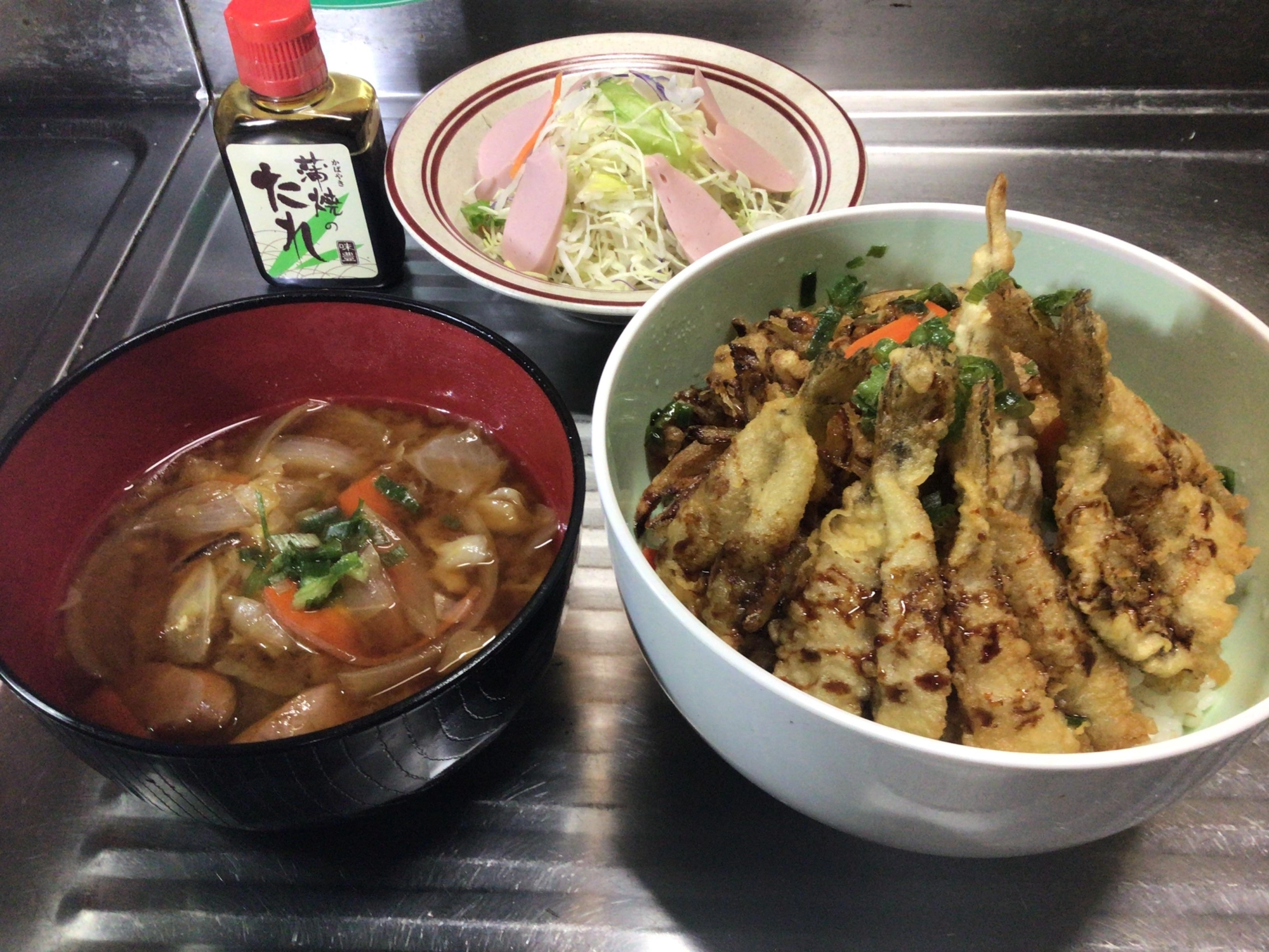 マハゼ天丼と赤だし味噌汁の強力タッグ❗️うまうまデス❗️