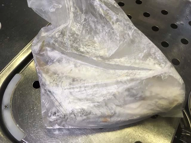 アジに粉を付ける方法はこれ!袋に小麦粉と下処理済のアジを入れてポンポンすれば綺麗に粉を付ける事ができますよ。作業台も汚れないし手も汚れません。