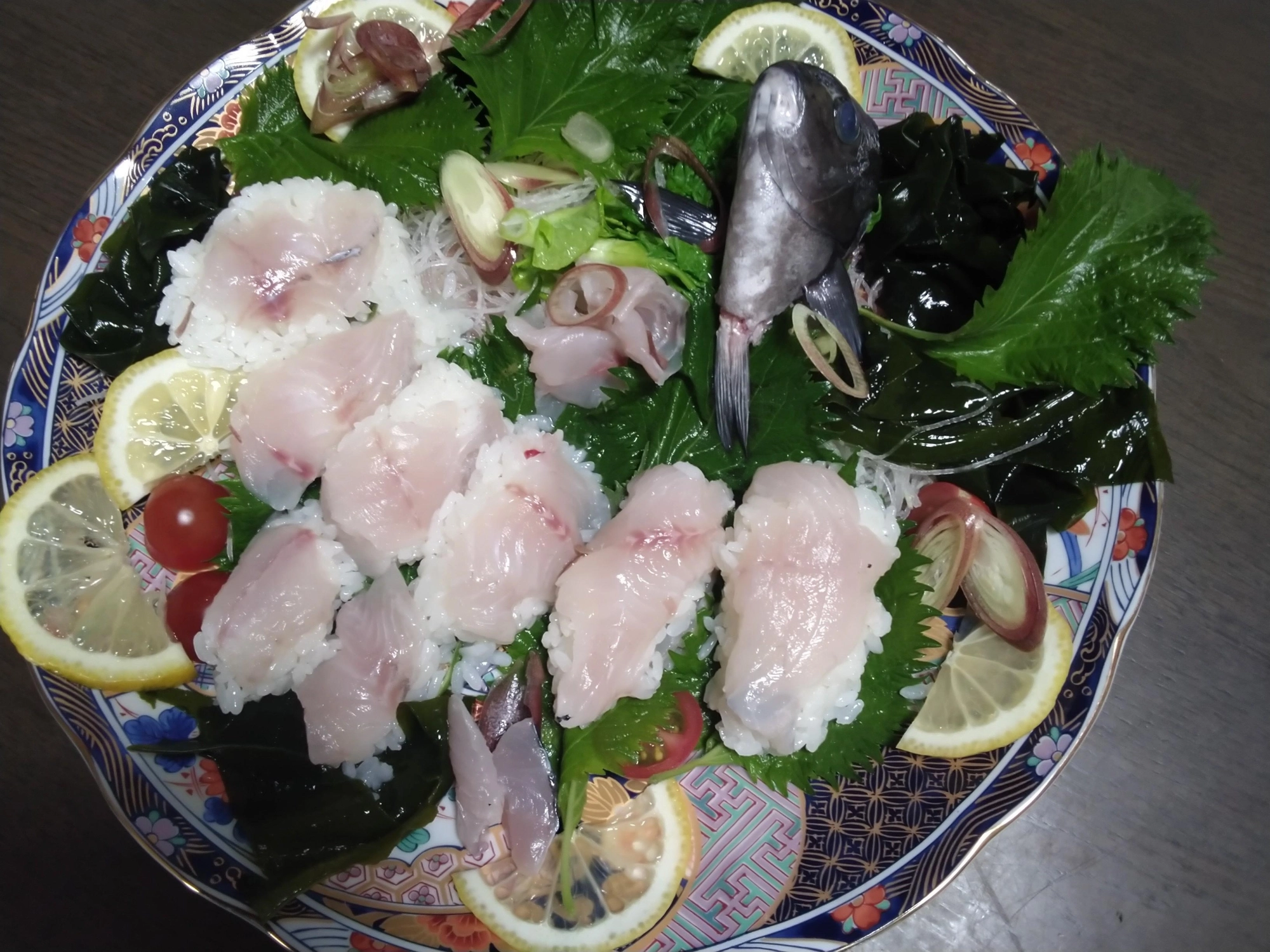 型のよいメジナがおかっぱりから(夜釣りよ寒いけどありがとさん、、、、！)で、寿司初挑戦。味はうまいっす。