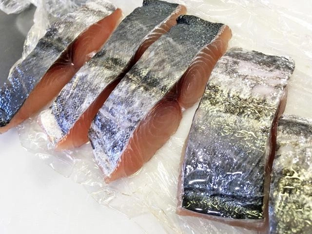 振り塩をして置くと水分が出て旨みがギュッと濃くなります。余分な臭みも水分と一緒に抜けますのでより美味しくなります。