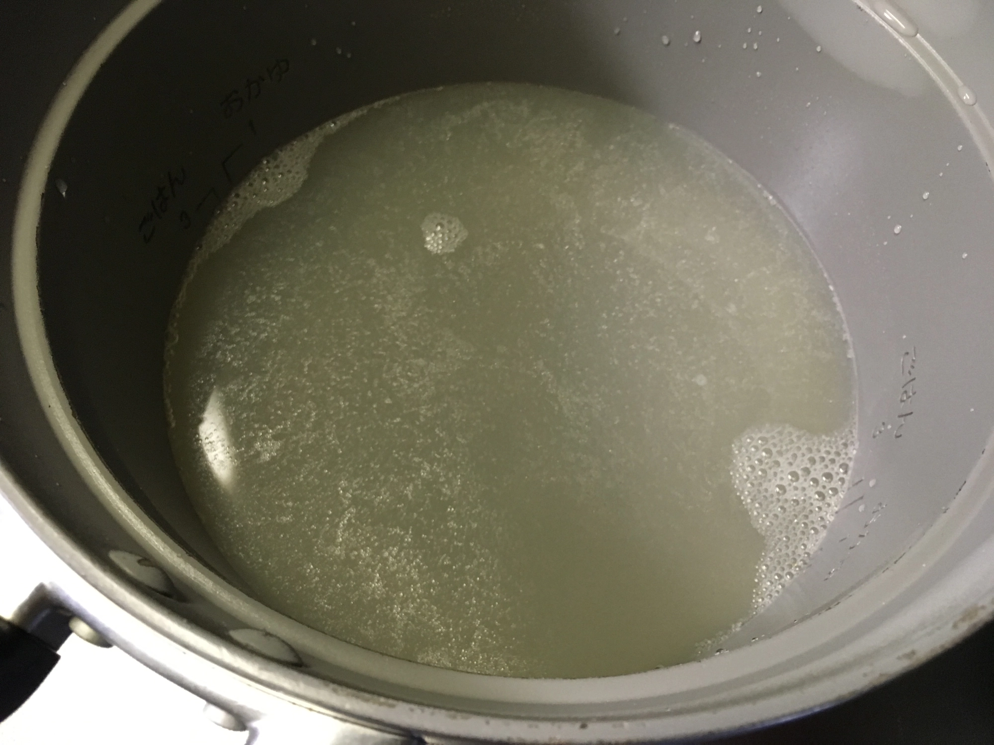 (3)目の細かいザルでこして完成です。鮎独特の香りが際立つとっても美味しいダシです。