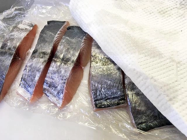 浮き出た水分をキッチンペーパーでしっかりふき取ります。その後2度目の塩を振り(化粧塩)グリルで焼いて完成です。