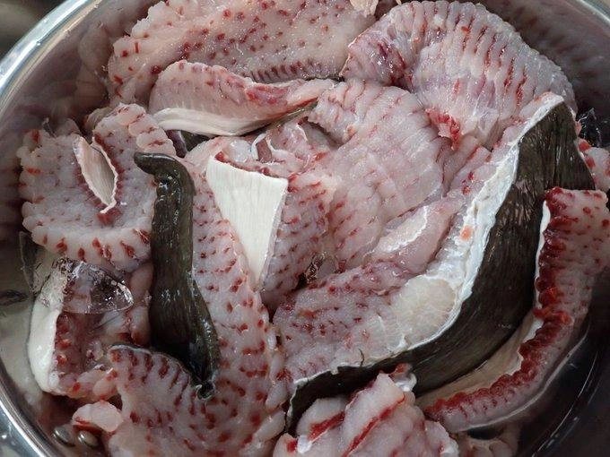 大鍋一杯のエイの肉。厚みがある。