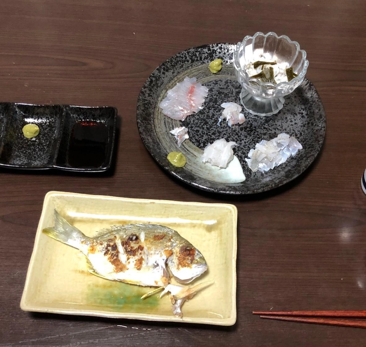 シログチ：そぎ造り・皮霜造り・皮湯引き・酢締背超し
ヘダイ：平造り・皮湯引き・塩焼き
刺身のたれ：わざび醤油・もみじおろしポン酢・塩ごま油