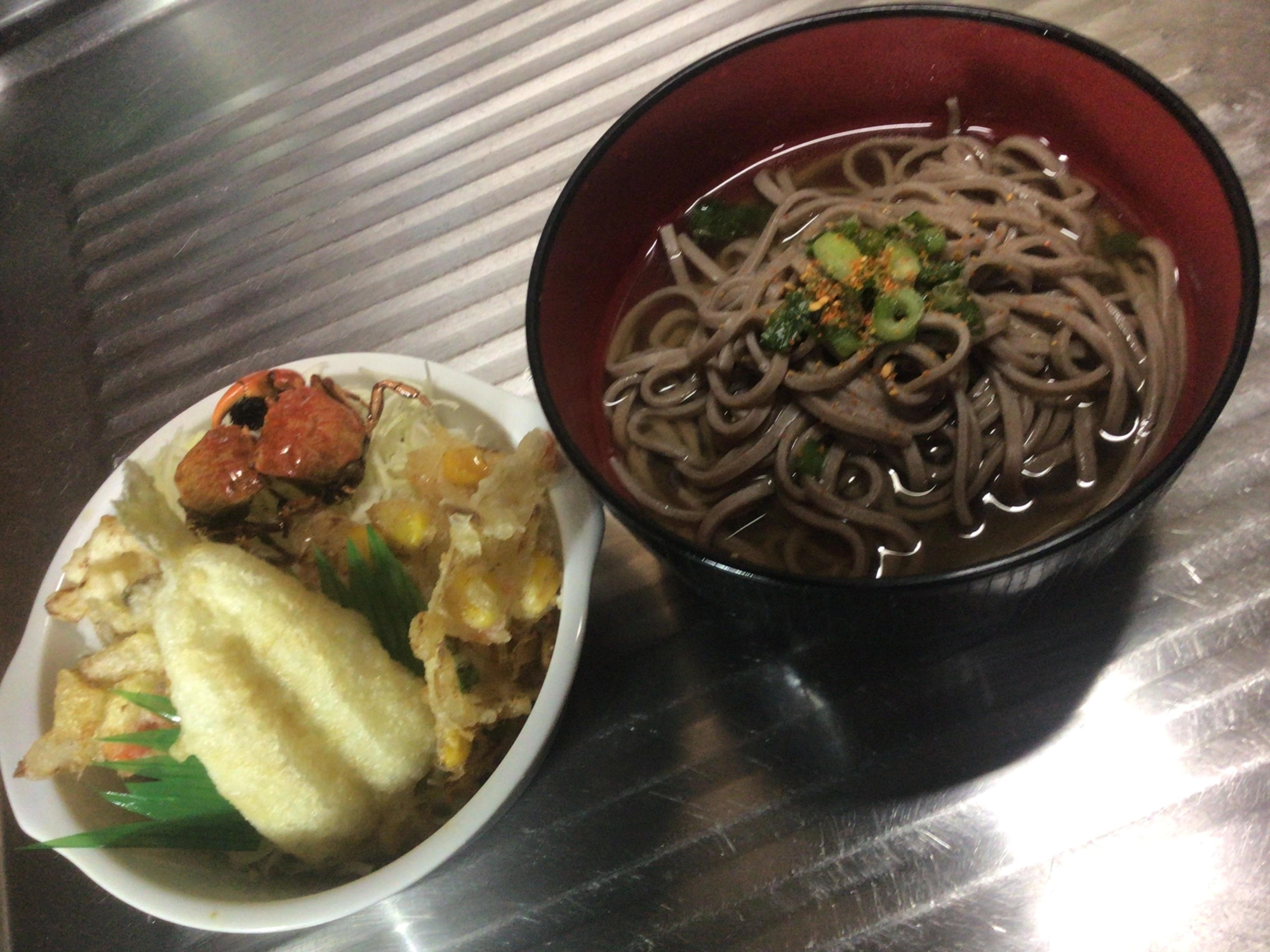 シロギスは天ぷら最強デス❗️
玉ねぎ天とかき揚げでボリューム満点٩( 'ω' )و