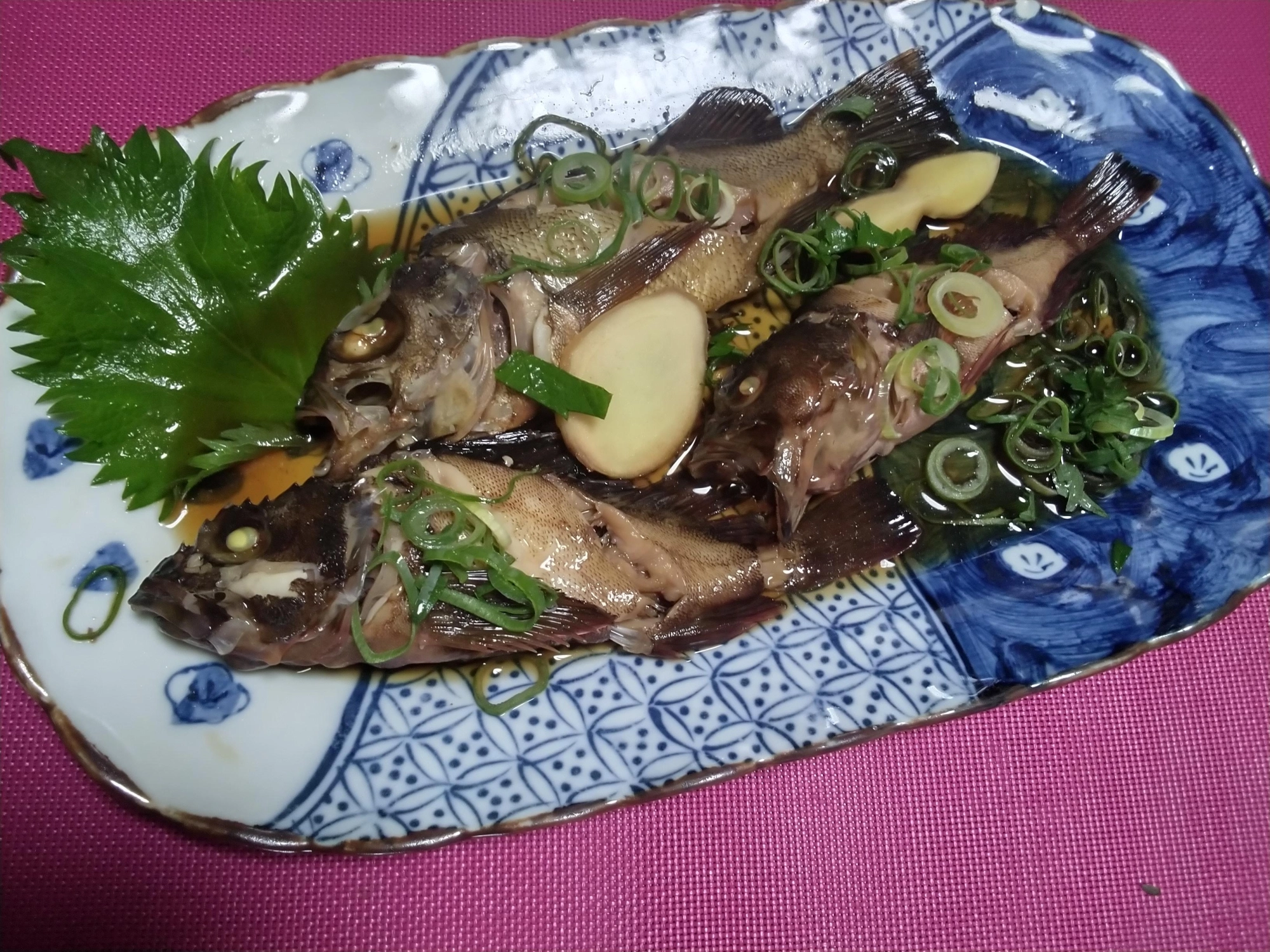 『メバルとカサゴの煮付け』ウロコと内臓を処理します。ウロコはよく取ります。鍋に日本酒をたっぷり注ぎ煮きります。適量の砂糖(黒糖がよい)と薄口醤油をいれ、魚を(頭を左)に並べます。生姜とネギを魚の上に並べます。(くさみをカバー効果で消す)軽く魚に火が通るまで煮ます。(魚をつつくとホロッと身がとれる程度で)お皿に並べて完成