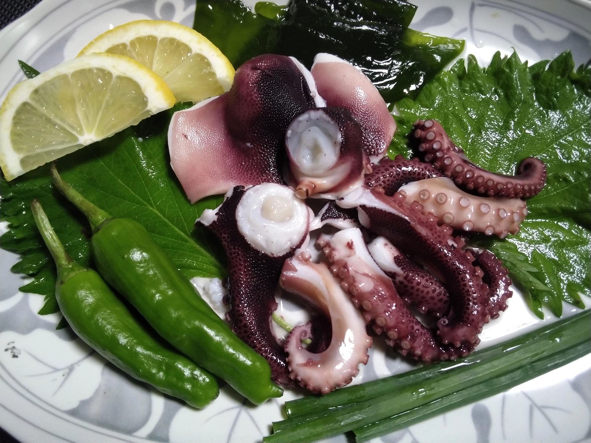 タコの刺し身。うまかったですよ。