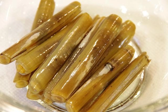 潮干狩りの隠れたオモシロターゲット！マテ貝はちょっと変わった形ですが身がしっかりして旨みたっぷり。どんなお料理にも合いますよ。