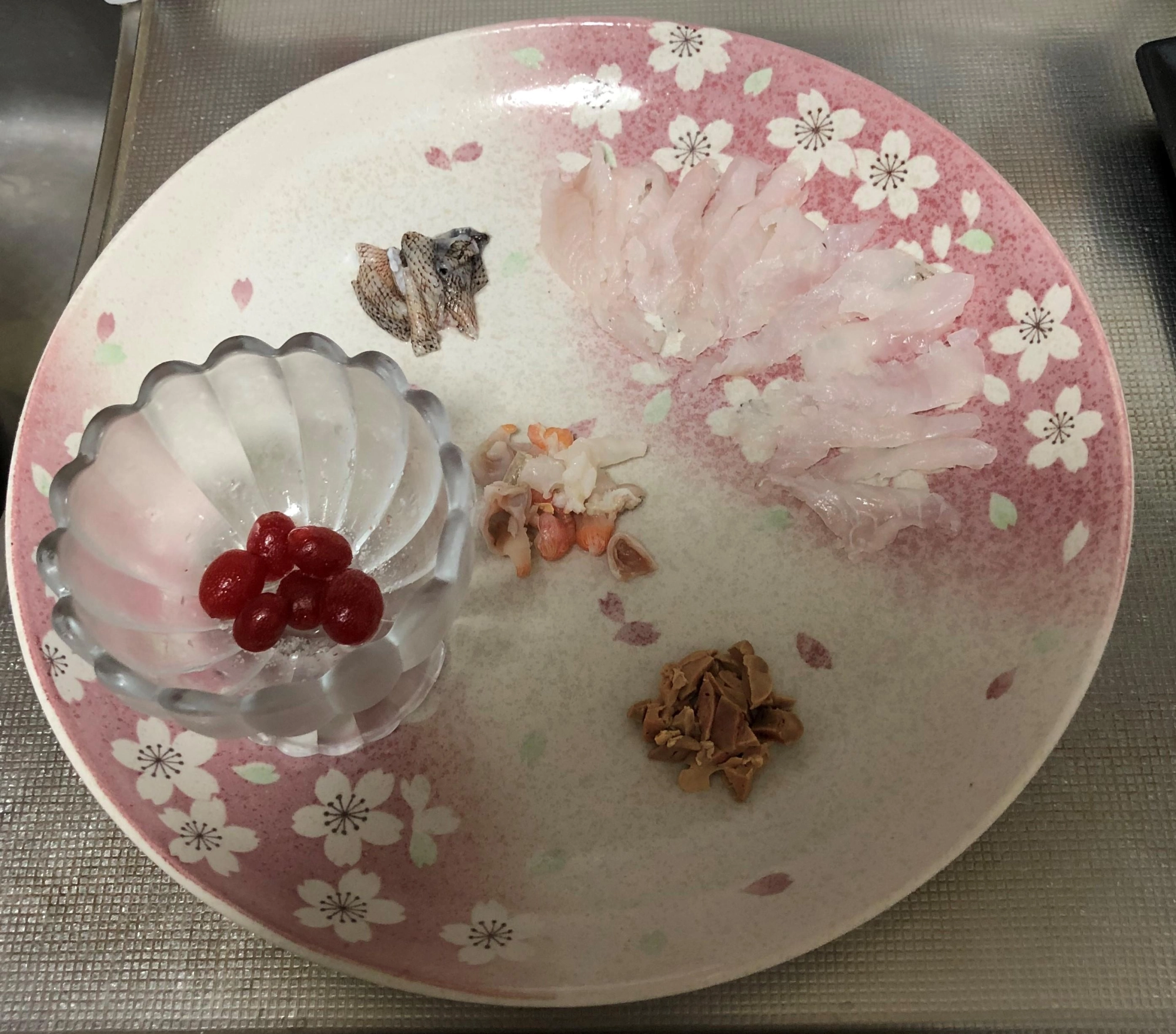 ＊薄造り
＊皮霜造り
＊肝・胃袋　酒塩締め薄造り
＊おまけ・・自家栽培グミ