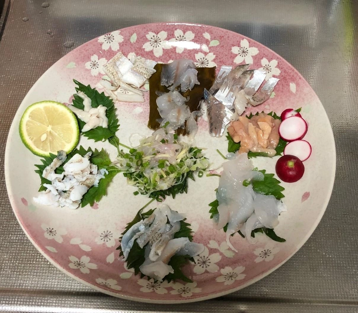 キス：酢じめ・皮霜・皮湯引き・糸造り・昆布締め・塩辛
アジ：たたき・酢じめ