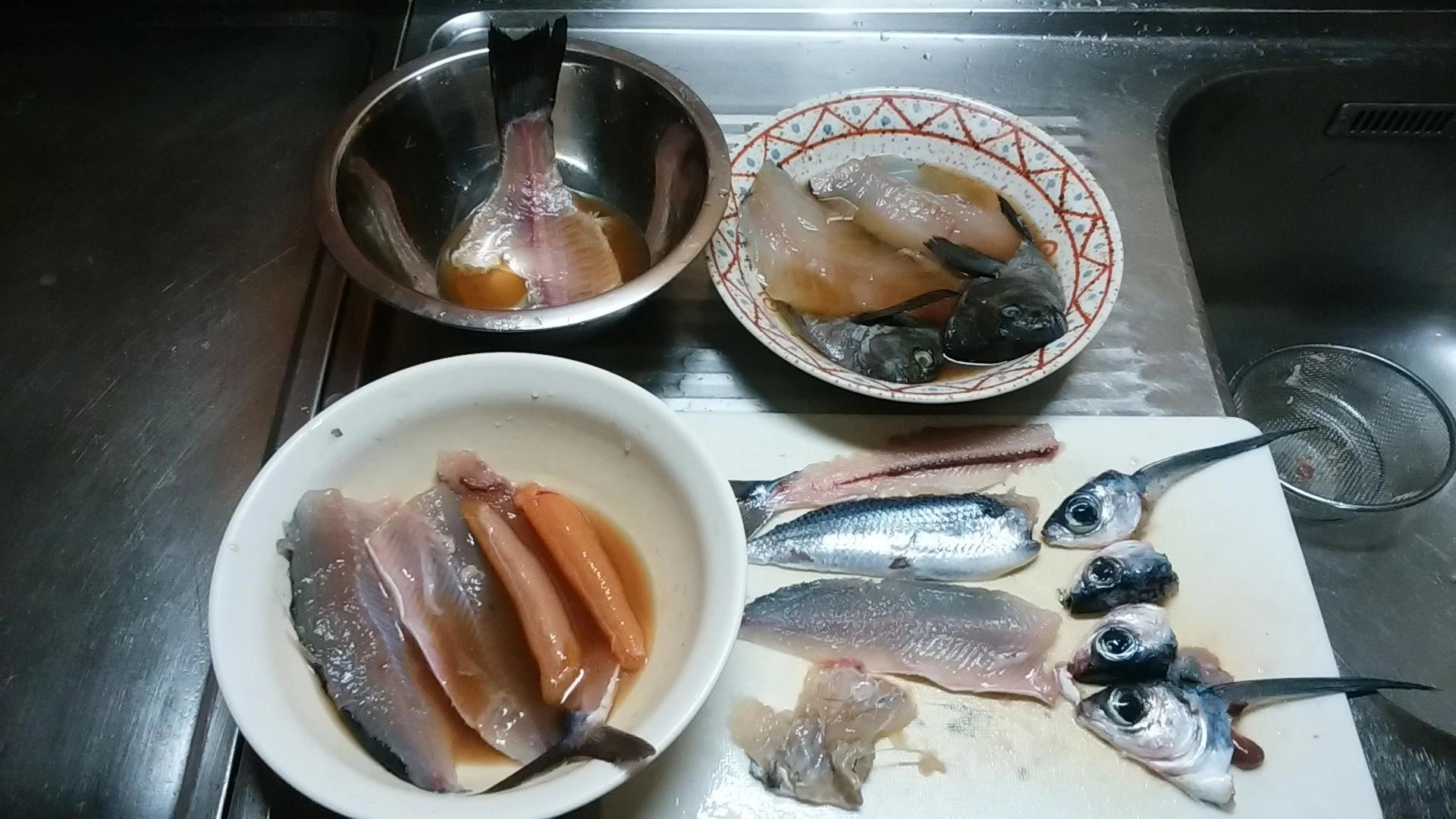 三枚おろし、頭はまっぷたつです!3時間冷蔵庫にて漬け置きます。