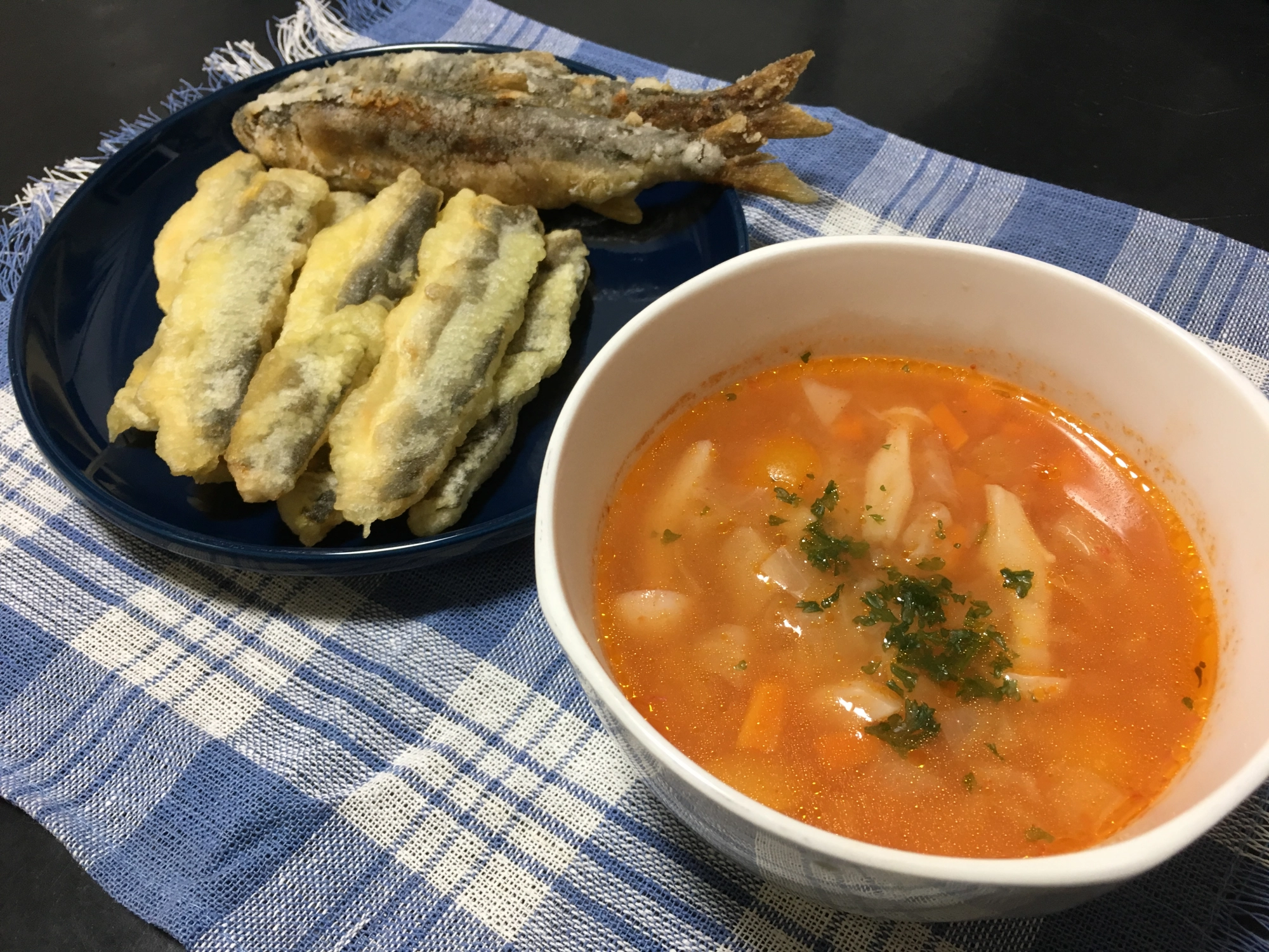 鮎のあらでとったダシで作ったミネストローネ。そして鮎の唐揚げと鮎の天ぷらです。鮎づくし（笑）
