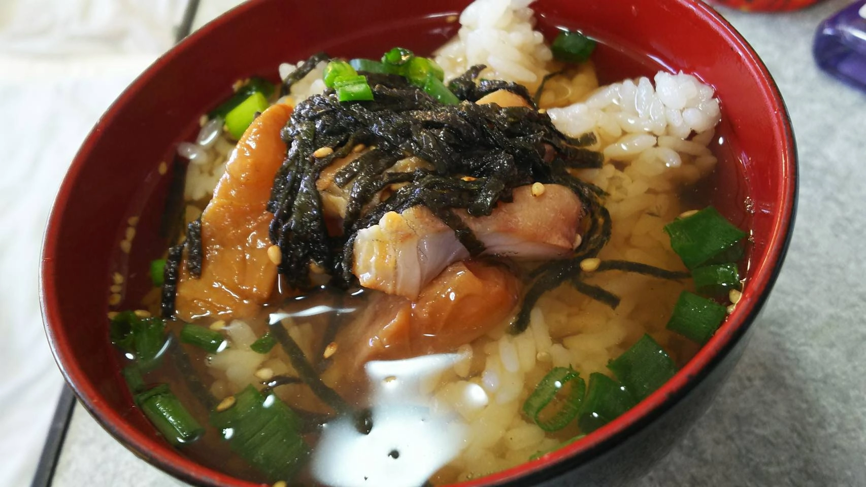 黒鯛を食べやすいお茶漬けに。