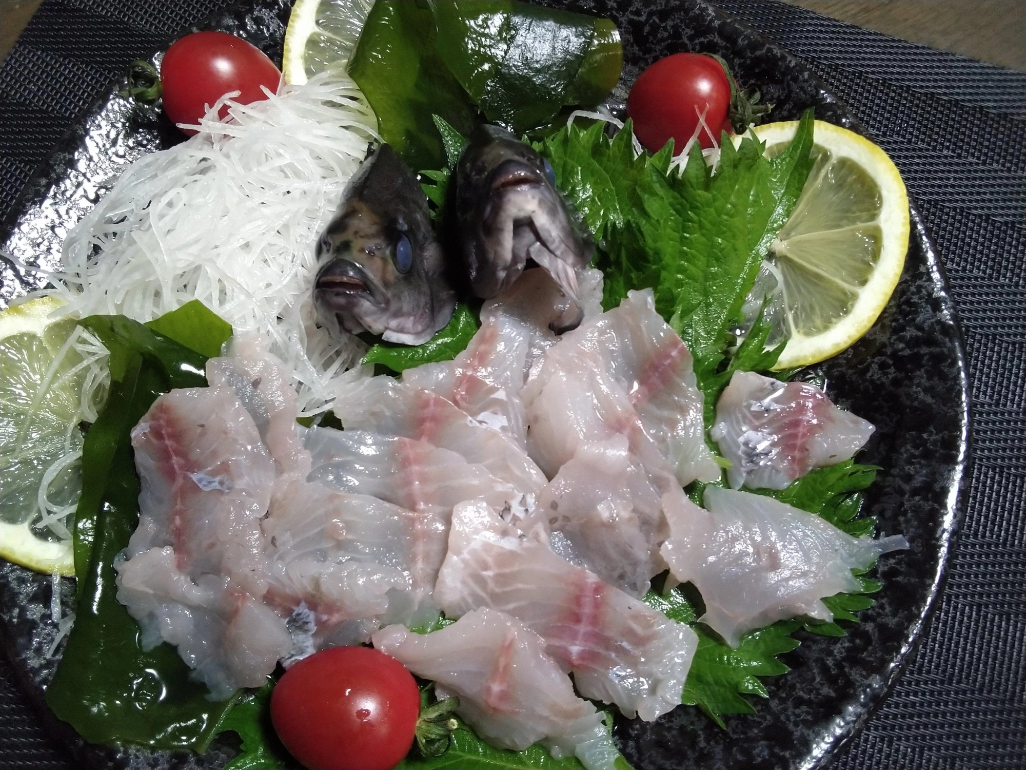 メジナのお刺身、ほんのり良い脂のっててうまかった。
