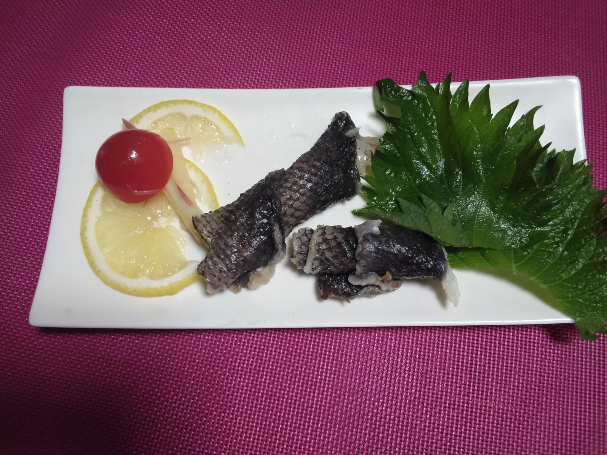 メジナ(グレ)の皮炙り。ポン酢でいただきます。グレをさばきます。鱗を取って、皮引きして、焼き網にのせます。コンロでささっと炙り焼きにします。盛り付け完成です。ポン酢で食べると美味しいです。良い脂がのっていて最高のおつまみです。