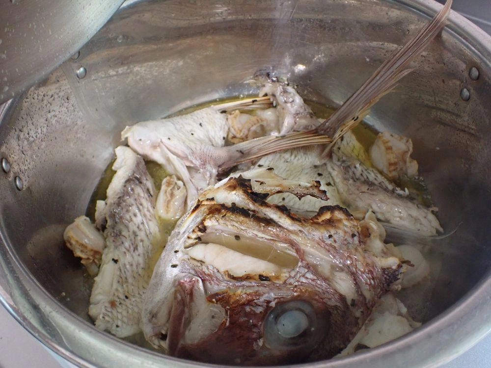 アラに塩を振り、鍋に入れて弱火オリーブオイルで両面を焼く。
（お頭は厚みがあったためグリルで調理）
火が通ったら野菜を投下。
市販品のアクアパッツァの素、半切りにしたミニトマト、輪切りにしたセロリ、小カブと小カブの葉、かいわれ大根。
煮汁を適宜かけながらしっかり火を入れ柔らかく。