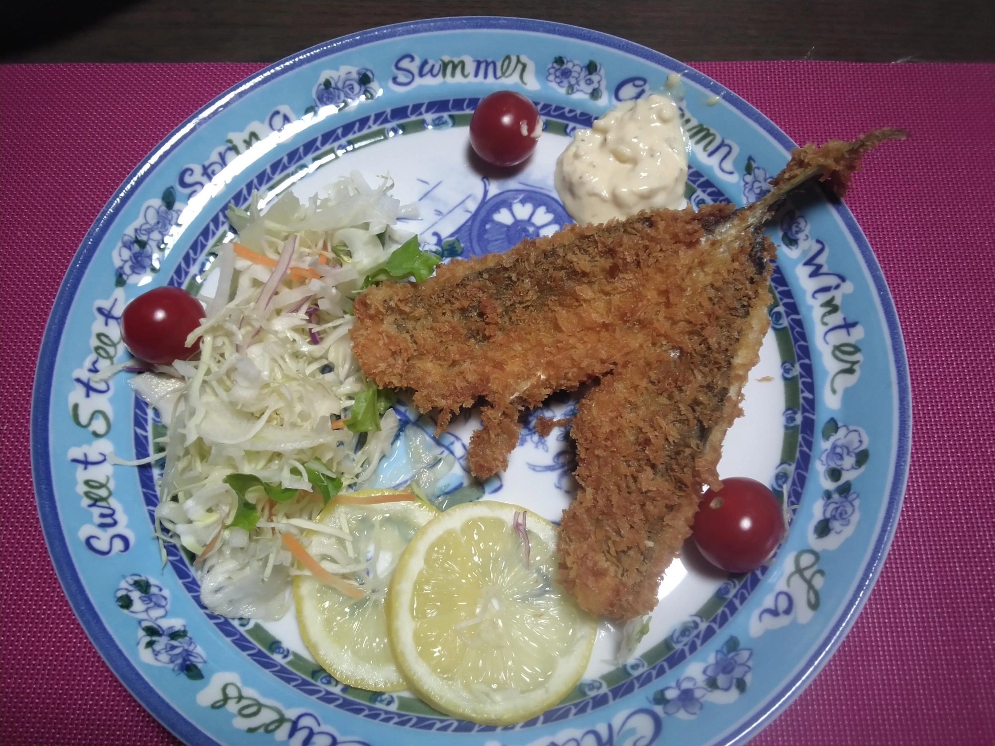 アジフライ。さばくのが、めんどう、、ですが。背開きで揚げる形にさばきます。(Vというかハート型)、１７０度の設定でフライにします。油をよく切って盛り付け完成。タルタルソースでいただきました。相当美味かったです。