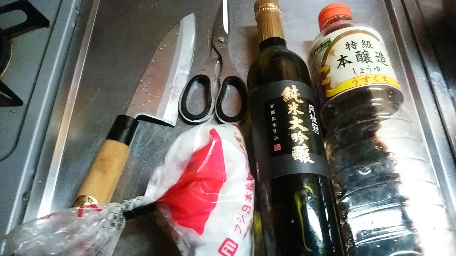 材料は酒、醤油、砂糖です!づけ液は、1対1対1です!すりショウガ適量いれます。