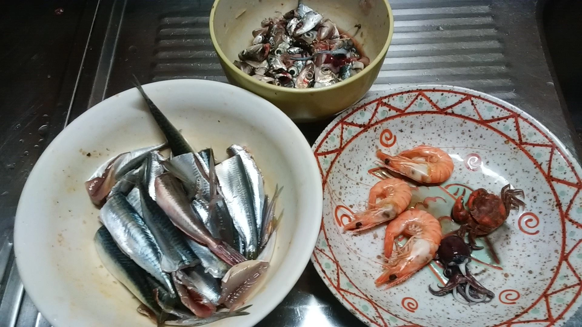 エビとイカは茹でます。サバとサッパは酢じめしました。