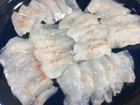 フグ釣りの外道で釣れたサンバソウ（イシダイの子供）をお刺身で頂きました。