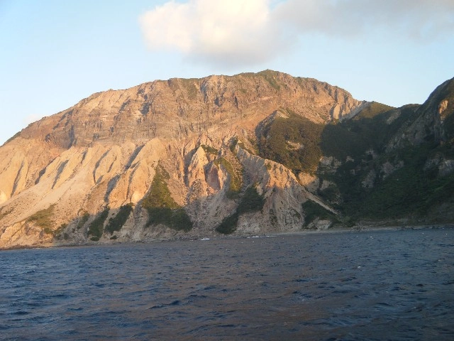 美しい神津島の自然が迎えてくれます。