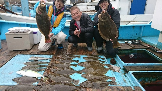 ３人でヒラメ１７匹と爆釣です！！マゴチやアイナメなどのおいしいゲストも釣れました！！