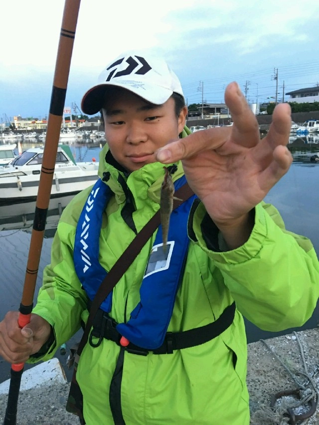 １匹目のハゼ君！小さいながらもかわいい引きで楽しませてくれます！