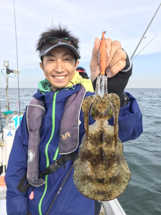ポイント到着後、すぐに良型アオリイカがヒット!!