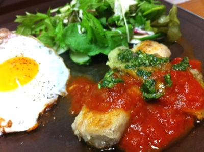 シイラ焼きのトマト＆バジルソース