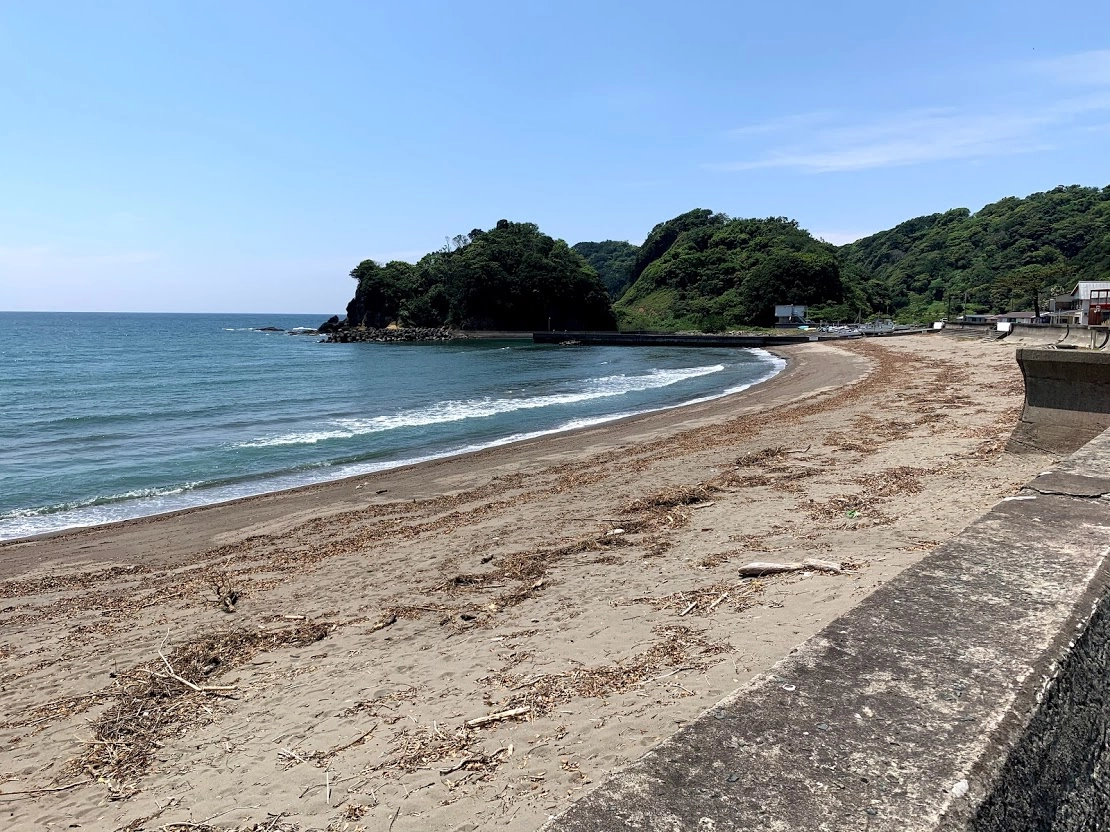 奥に見える突堤は立ち入り禁止となっております。