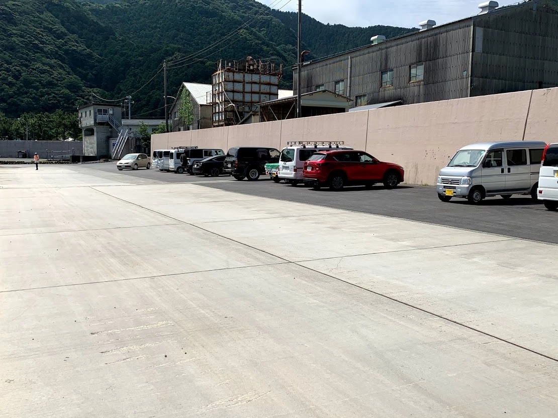 漁港駐車スペース漁業関係者・港湾関係者・工事関係者の作業・通行の邪魔にならないようお願い致します。