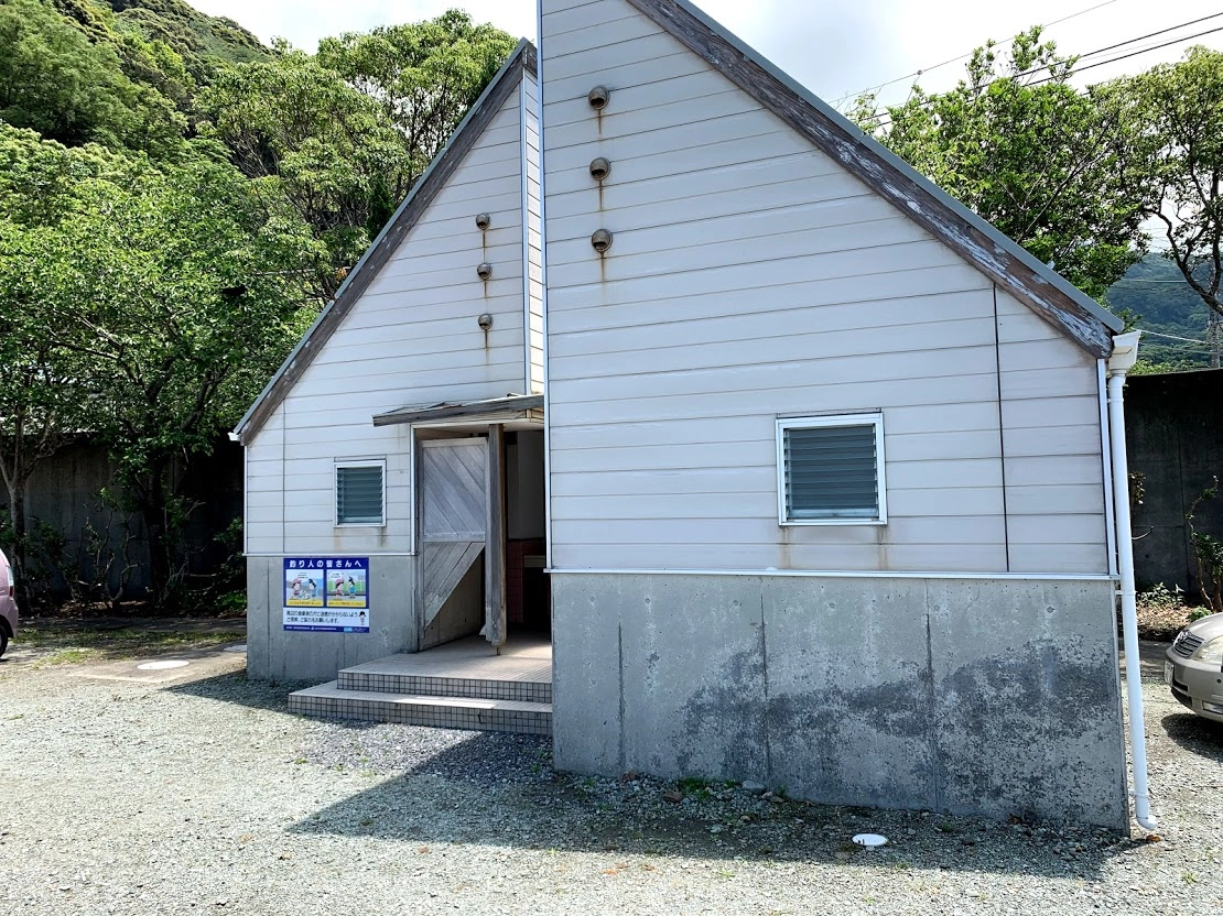 西伊豆町中央公民館前の駐車スペース内にあるトイレ