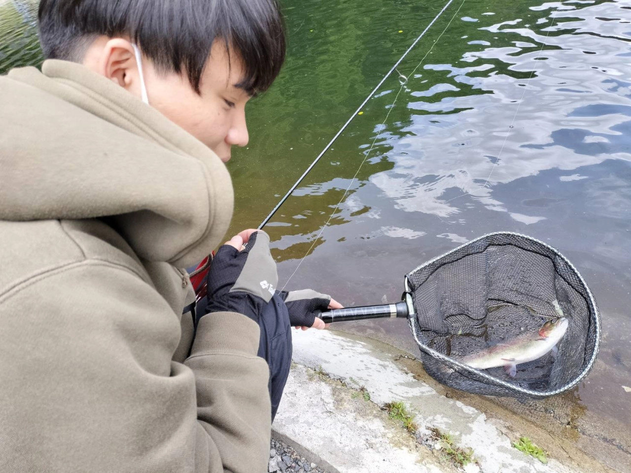スタッフ藤田と釣れたトラウト