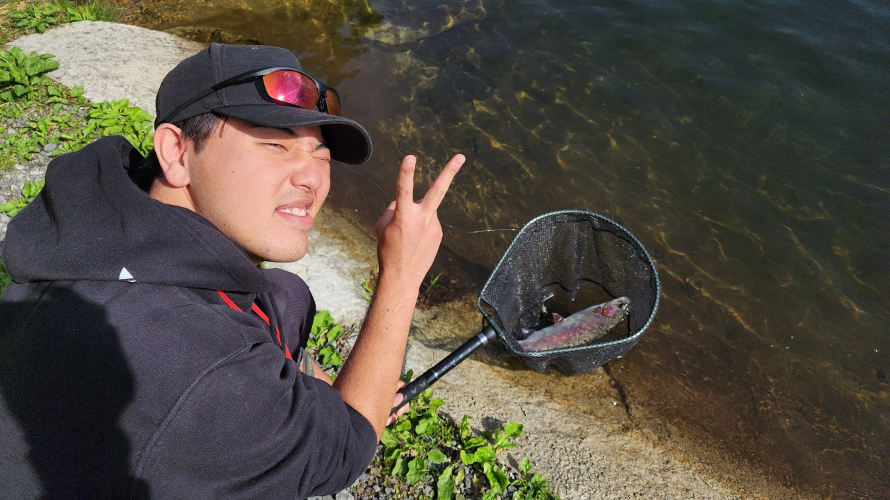 スタッフ横山と釣れた魚の画像
