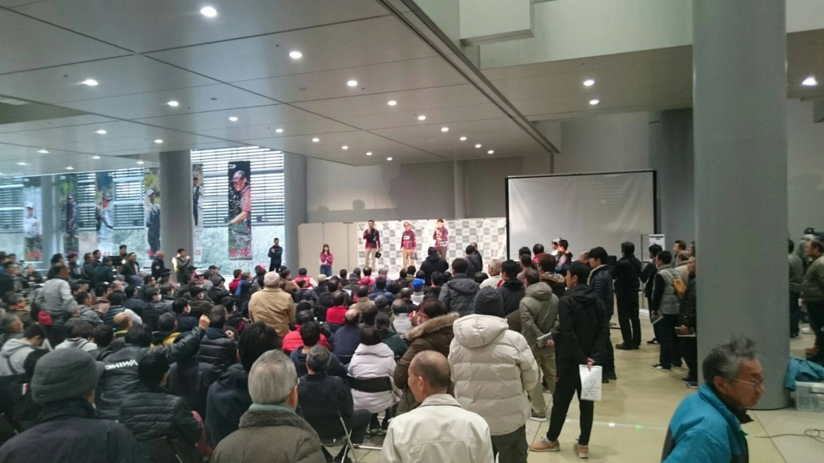 トークイベント時は全てのイスが埋まり、立ち見の方もいらっしゃいました。