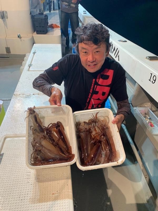 この日は棚が水深１２０ｍ前後と深く手返しが大変でした。少しずつ活性は上がり始めているようです♪