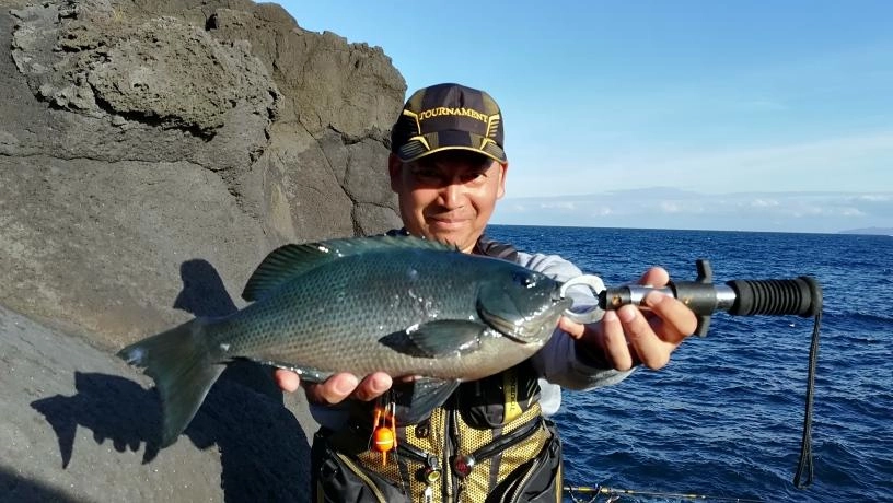 お客様　高村様メジナ３８ｃｍ！
アタリウキ使用した２段ウキでヒット！